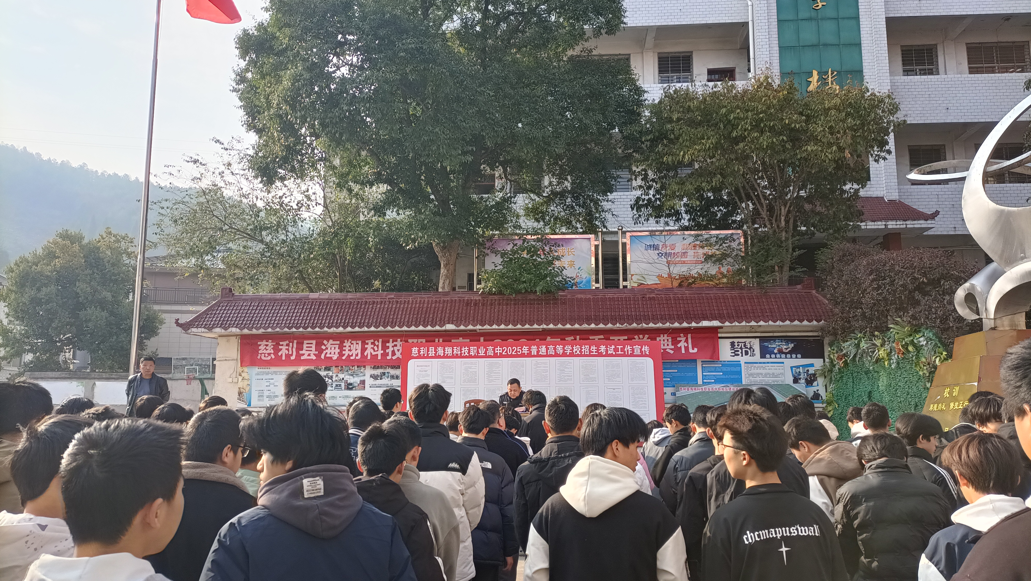 法治宣传进校园   与法同行护成长(pic1)