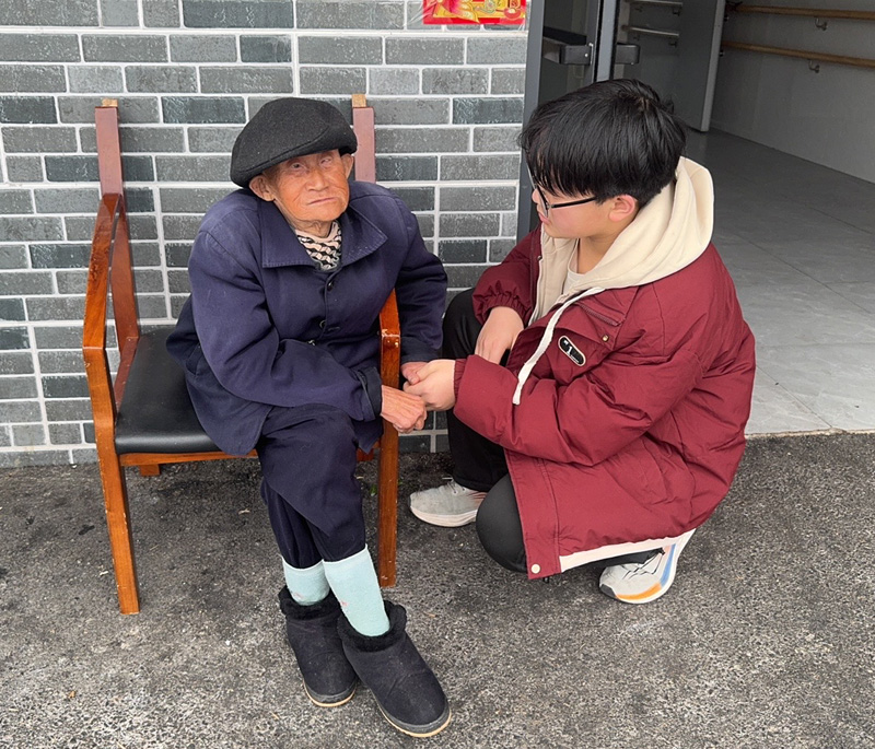 传承雷锋精神 情暖敬老院(pic3)