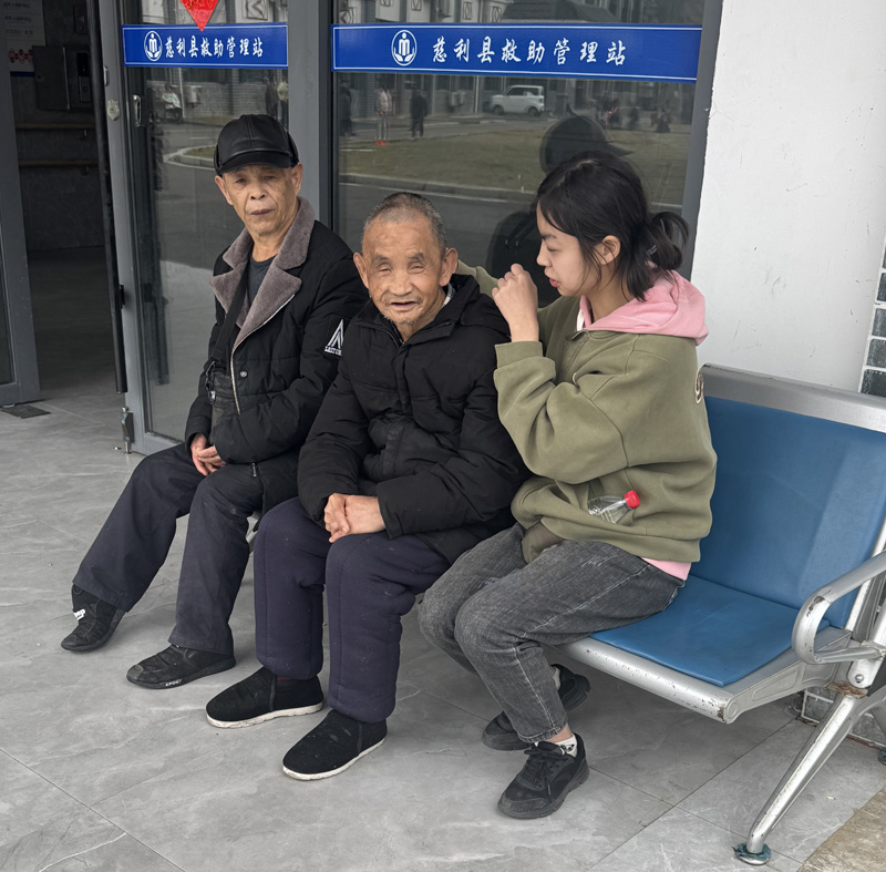 传承雷锋精神 情暖敬老院(pic2)