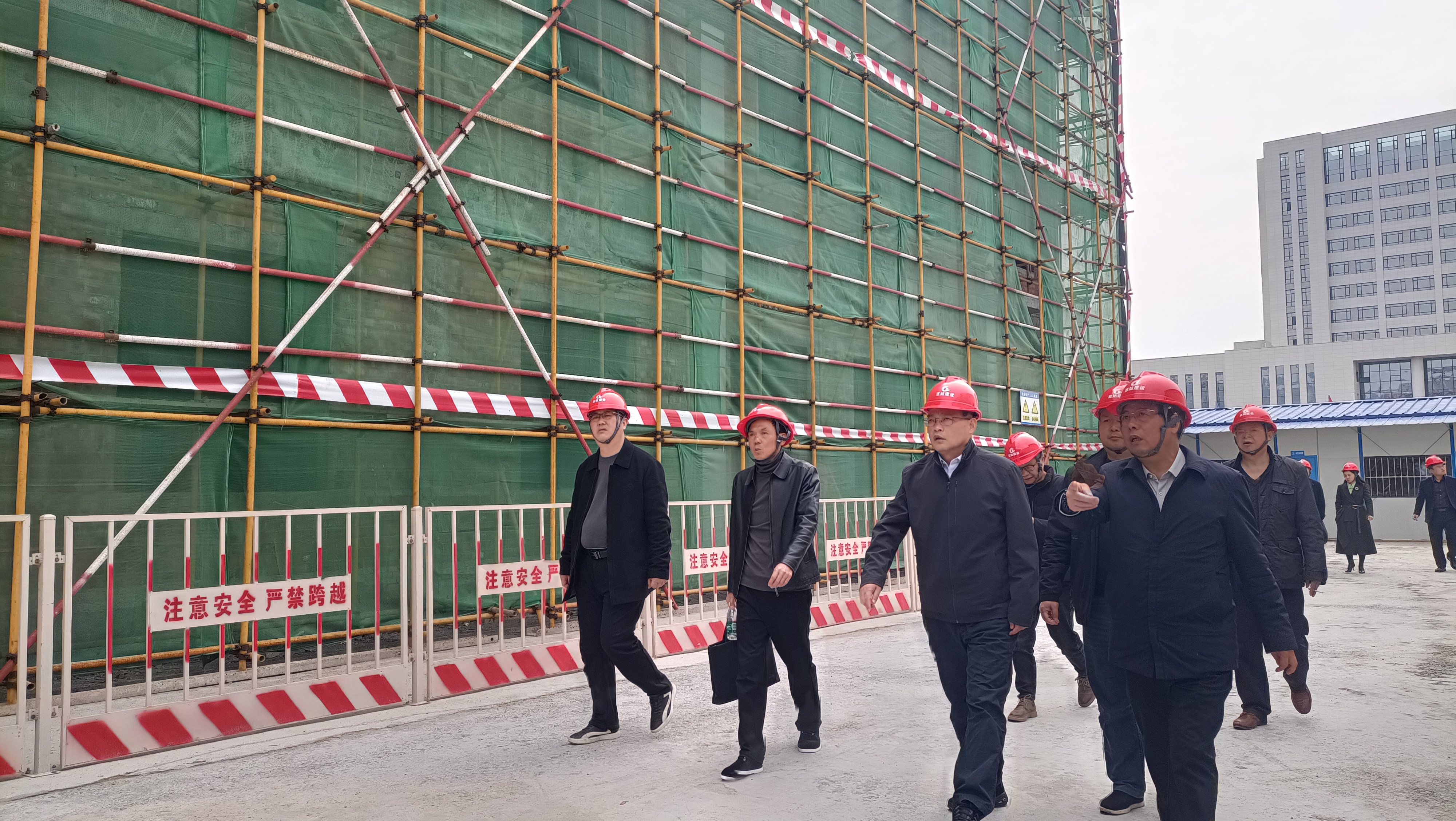 田刚副县长视察新校区建设进展情况(pic2)