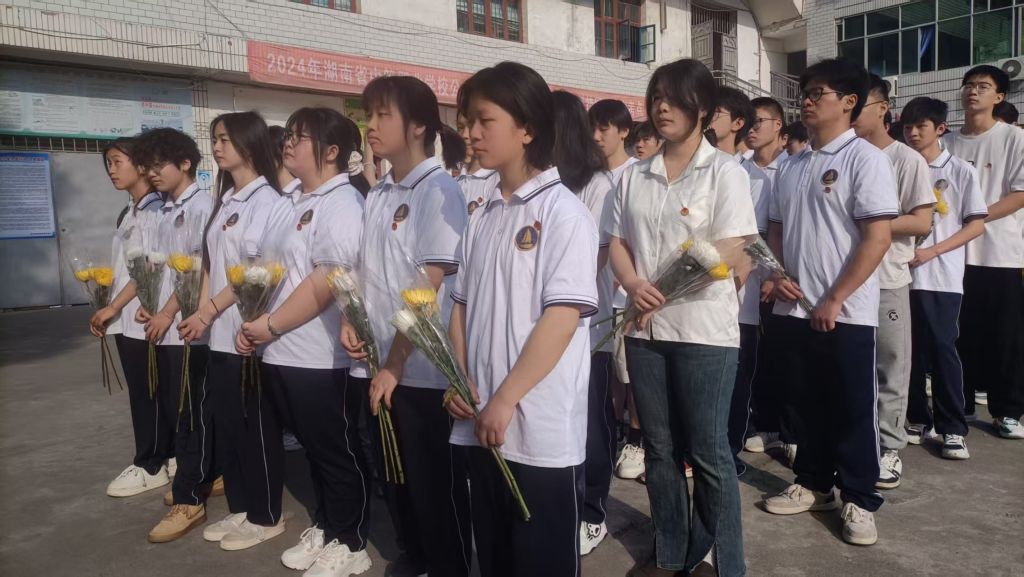 团总支开展清明祭扫活动(pic2)