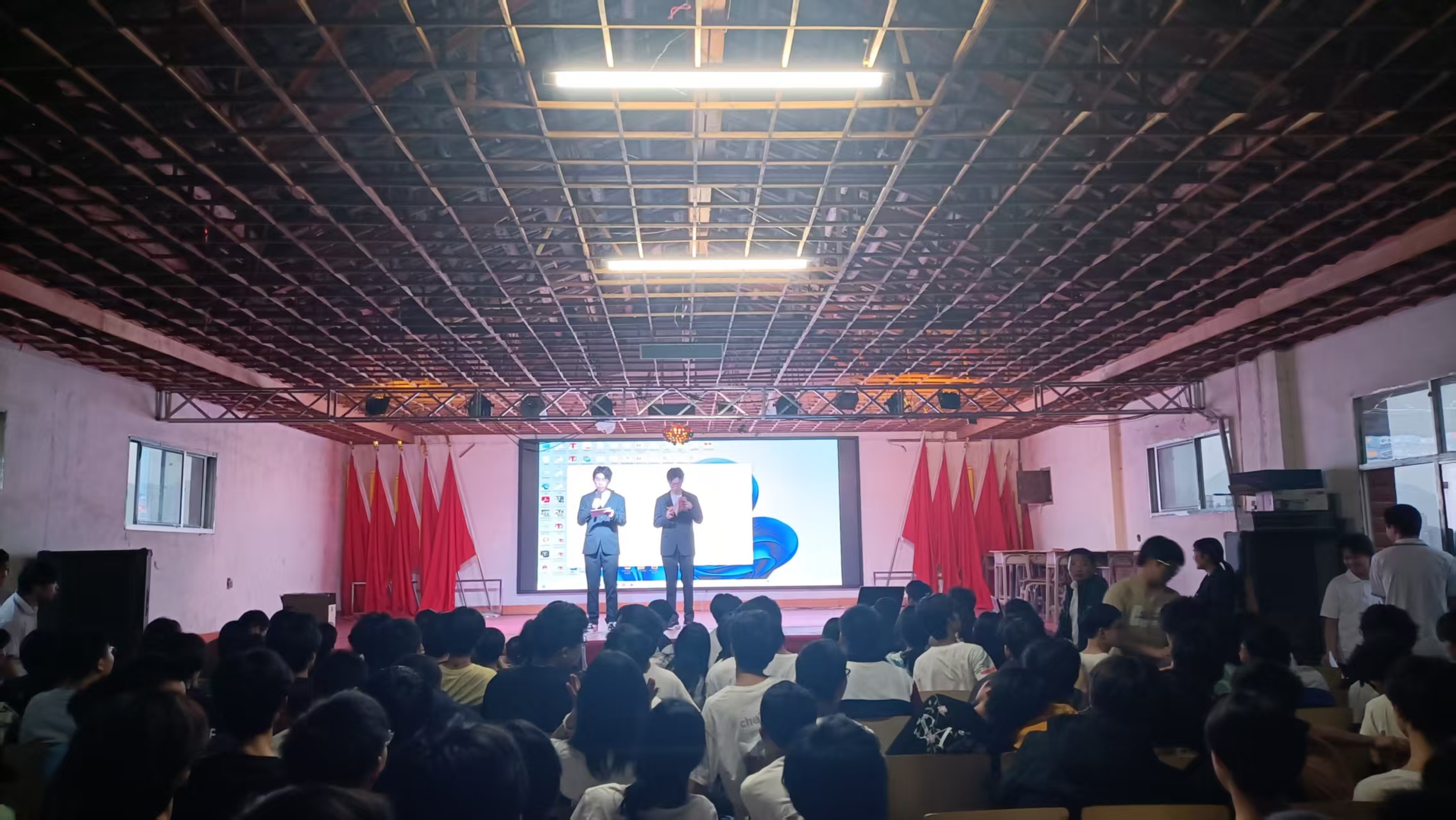 【最新】我校隆重举行庆“五一”迎“五四”文艺汇演(pic2)