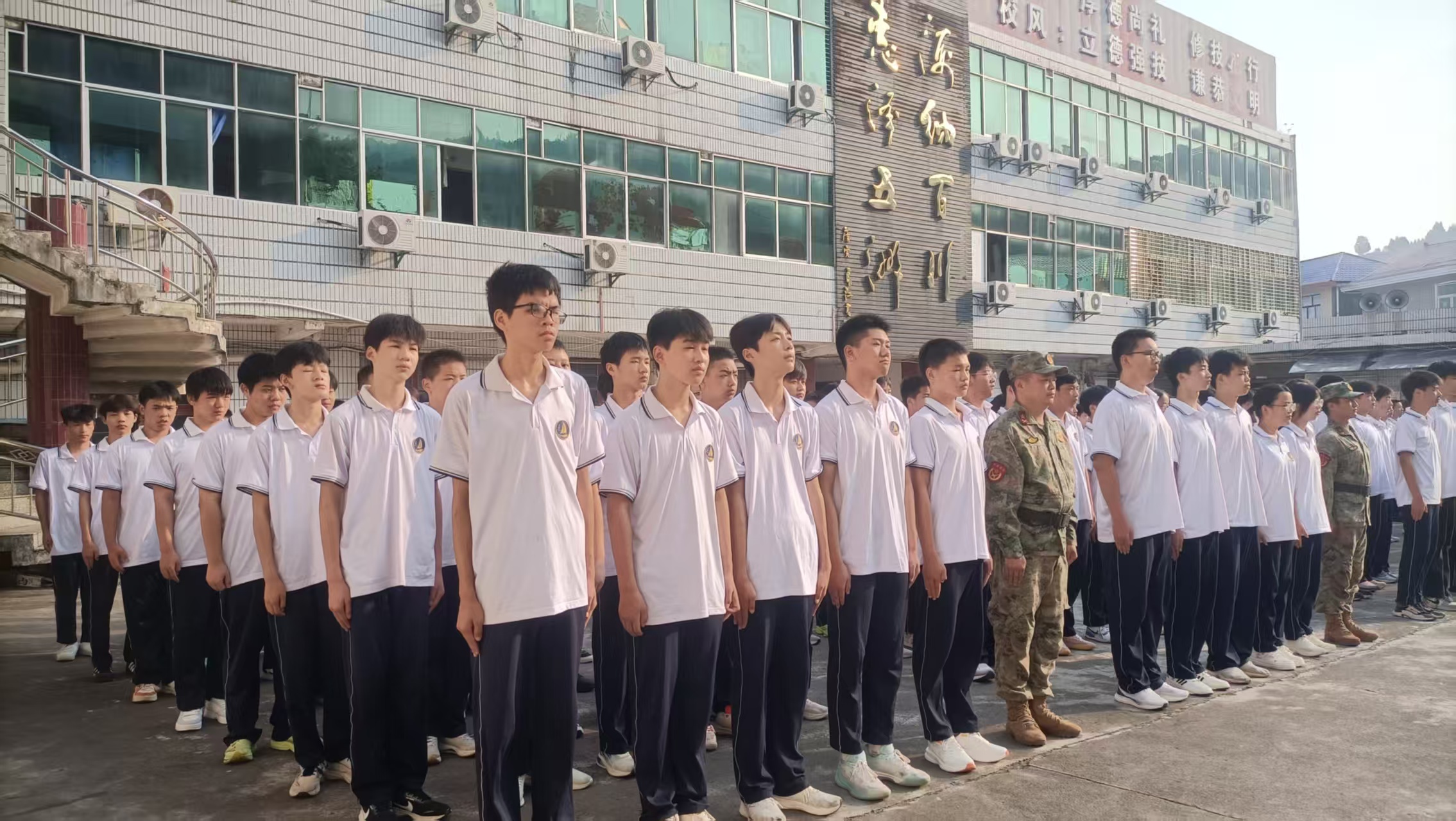 青春正当时，军训展风采(pic2)