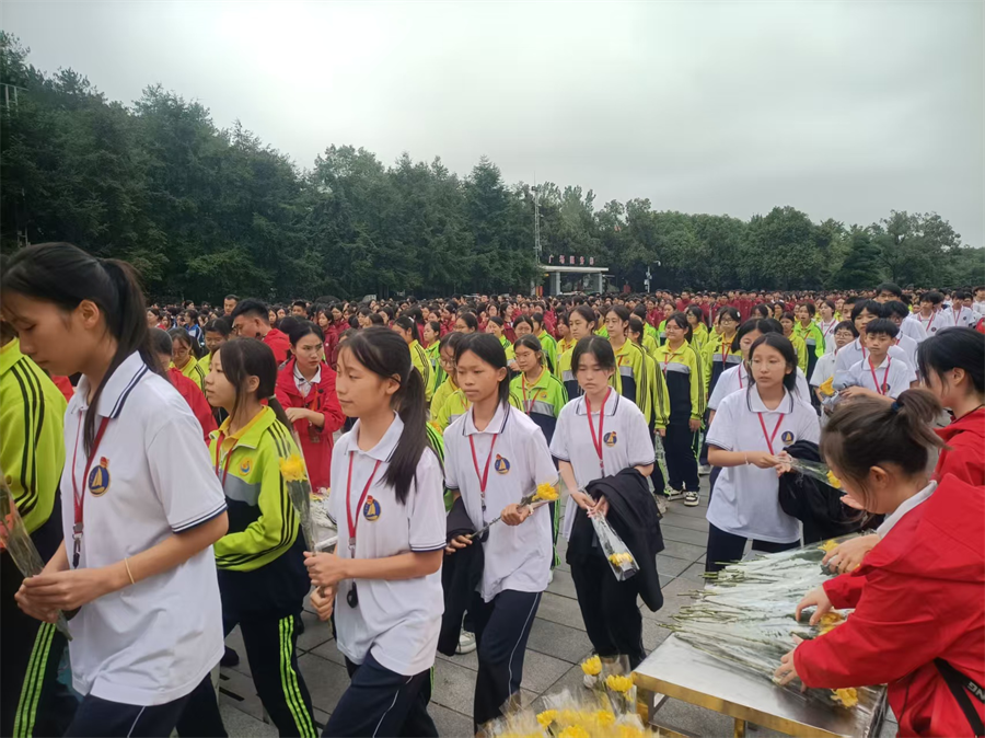 师生齐聚伟人故里 踏寻足迹汲取前进力量(pic2)