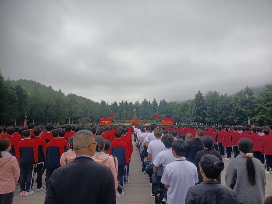 师生齐聚伟人故里 踏寻足迹汲取前进力量(pic1)