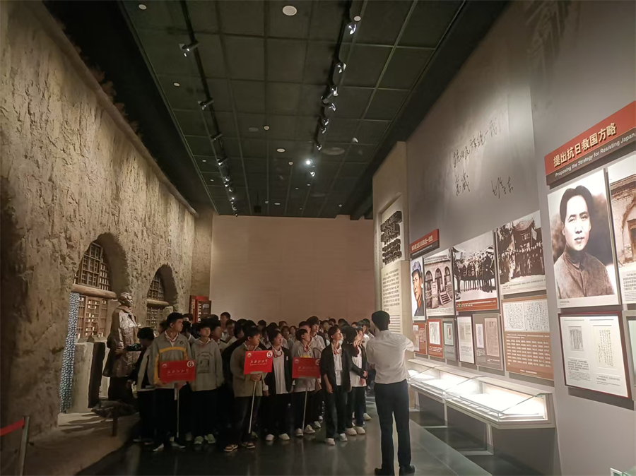 师生齐聚伟人故里 踏寻足迹汲取前进力量(pic4)