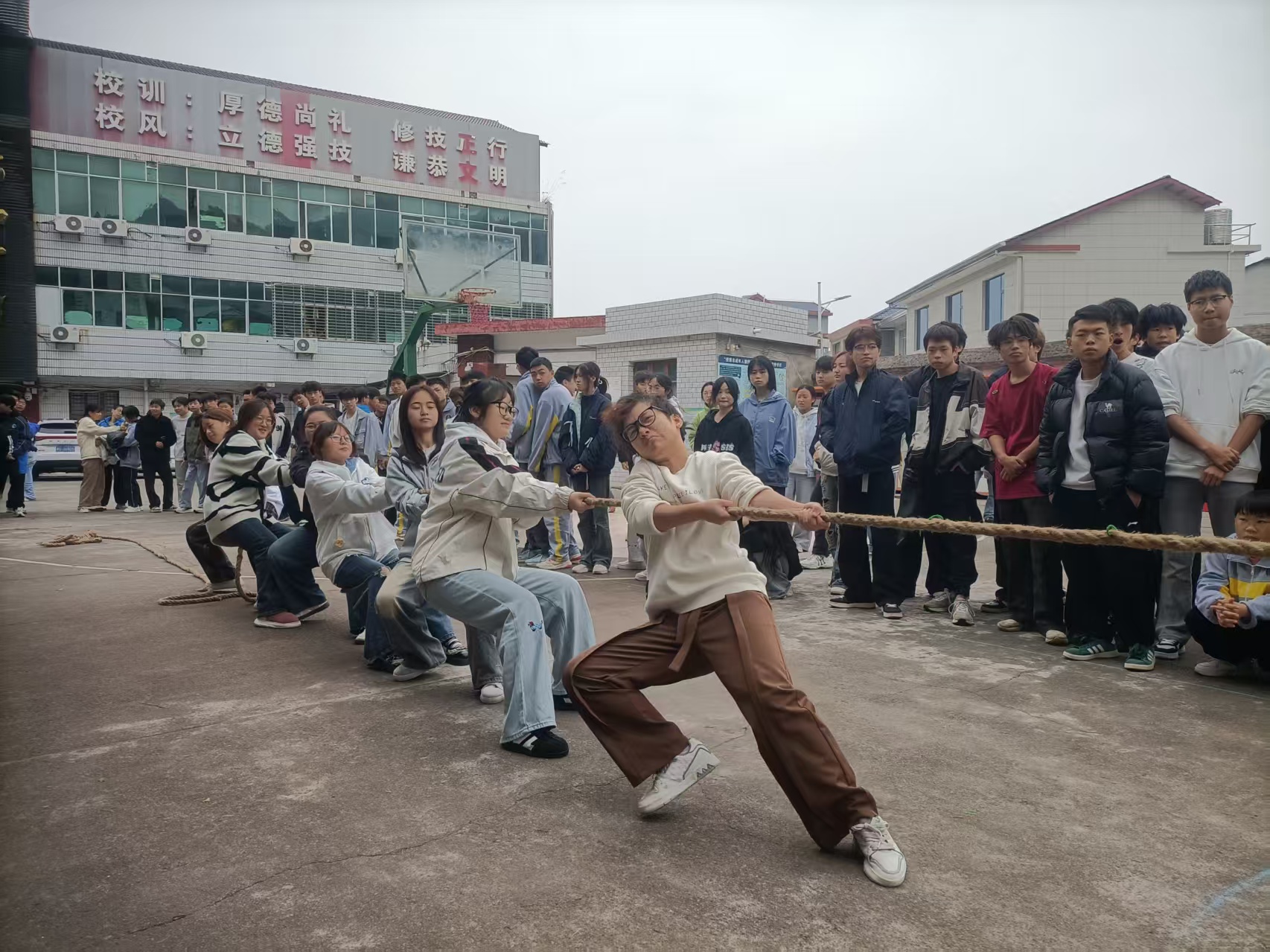 力“拔”山河2025年秋季校园拔河比赛火热开幕(pic7)