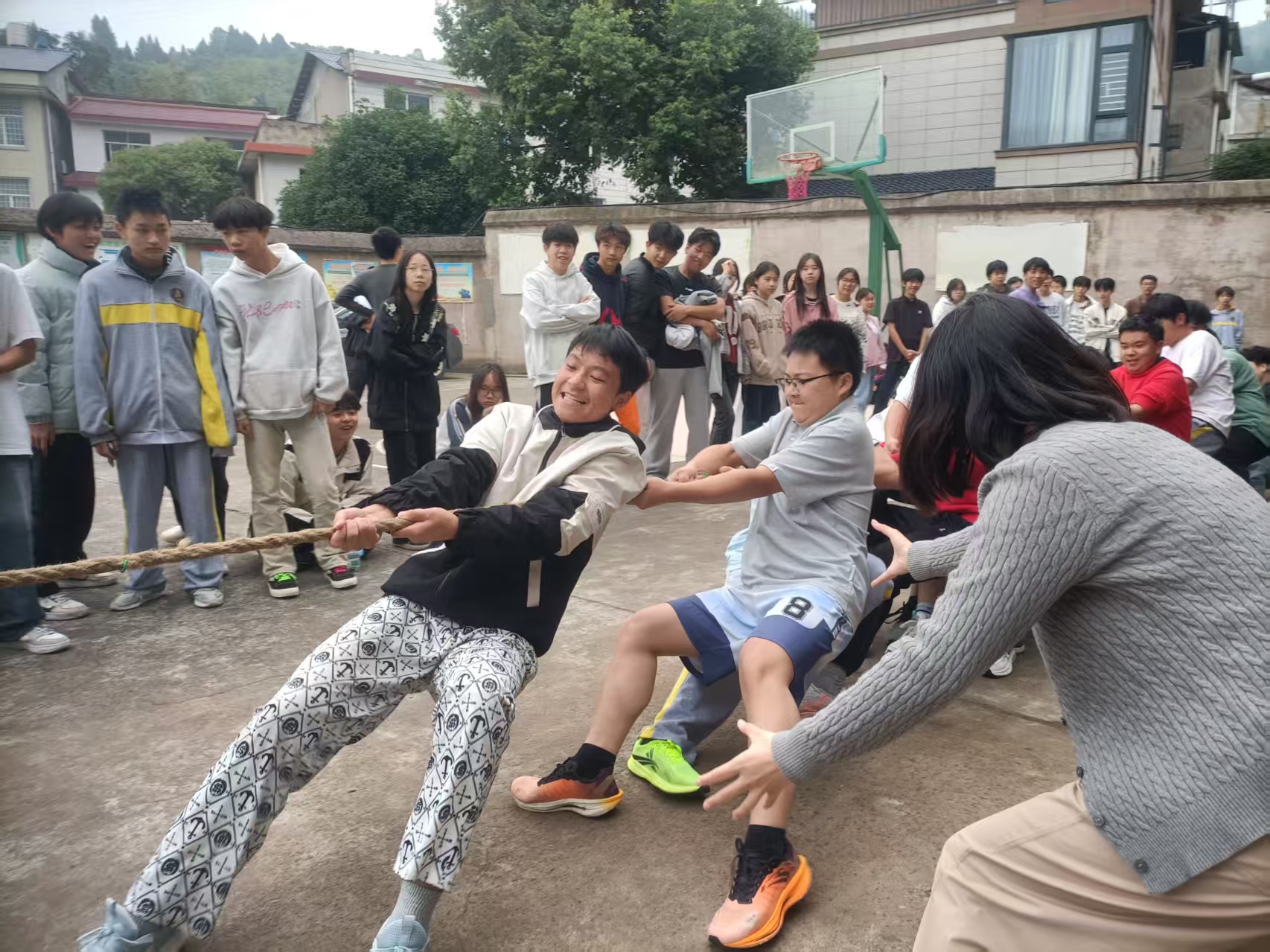力“拔”山河2025年秋季校园拔河比赛火热开幕(pic5)