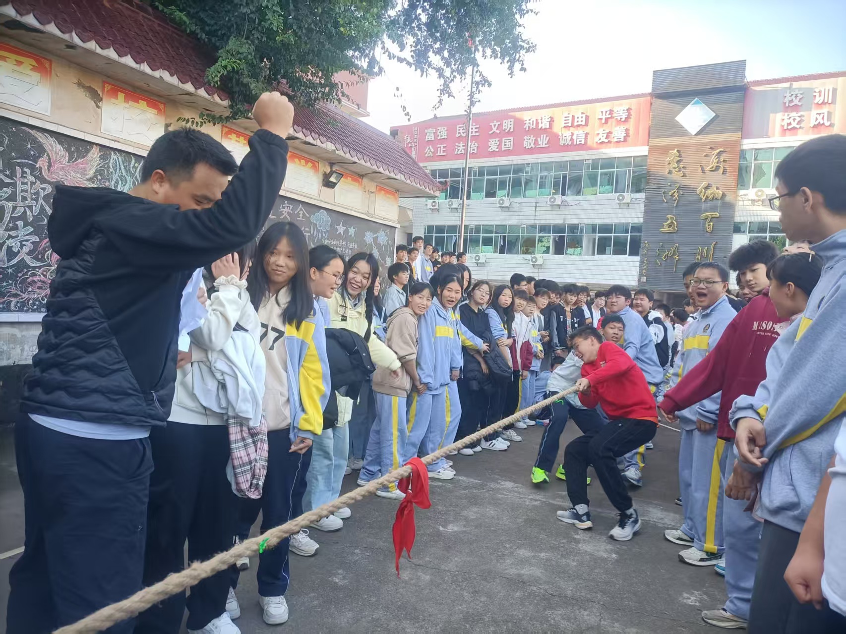 力“拔”山河2025年秋季校园拔河比赛火热开幕(pic1)